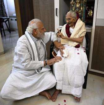 Emotional moment PM Modi met his mother Heera Ben on the occasion of his hundredth birthday 1