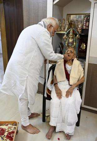 Emotional moment PM Modi met his mother Heera Ben on the occasion of his hundredth birthday 2