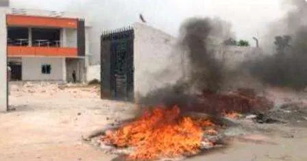 नवादाः उपद्रवियों ने विधायक पर हमला के बाद जिला भाजपा कार्यालय को फूंका 1 Nawada After the miscreants attacked the MLA the district BJP office was set on fire 2