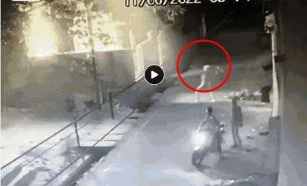 रांची हिंसाः उपद्रवियों की देखिए दुःसाहस, कर्फ्यू के बीच बाइक सवार 3 युवकों ने मंदिर पर 2 बम फेंके 1 Ranchi violence See the audacity of the rioters 3 youths on bikes threw 2 bombs at the temple amid curfew 3