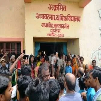 प्रखंड शिक्षा पदाधिकारी को ग्रामीण महिलाओं ने बनाया बंधक 1 Rural women held the Block Education Officer hostage