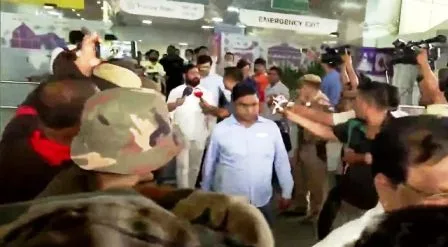 गुजरात के होटल से चार्टर्ड विमान द्वारा असम पहुंचे शिवसेना के बागी विधायक 1 Shiv Sena rebel MLA arrives in Assam by chartered plane from Gujarat hotel