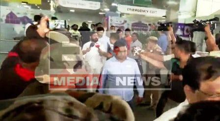 गुजरात के होटल से चार्टर्ड विमान द्वारा असम पहुंचे शिवसेना के बागी विधायक 1 Shiv Sena rebel MLA arrives in Assam by chartered plane from Gujarat hotel