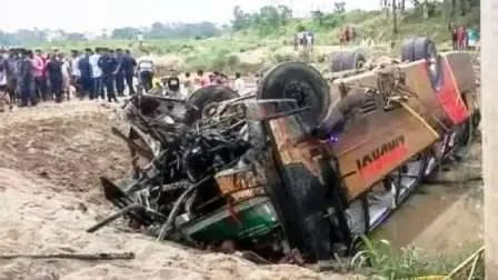 दर्दनाक हादसाः जनकपुर से भैरहवा जा रही बस नदी में गिरी, 11 यात्रियों की मौत, कई गंभीर 1 Tragic accident Janakpur to Bhairahawa bus fell into the river 11 passengers killed many critical