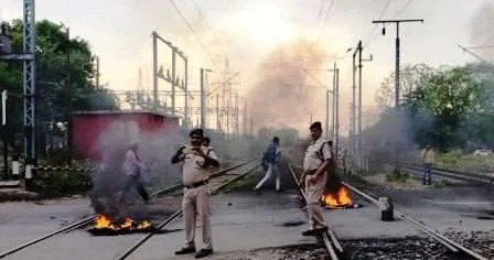 बिहार के इन 12 जिलों में इंटरनेट पर लगाम, फेसबुक-व्हाट्सएप-ट्वीटर जैसे ये 22 एप्स बैन 1 Youths agitation against Agneepath increased Samastipur Jammu Tawi Guwahati Express train burnt 1