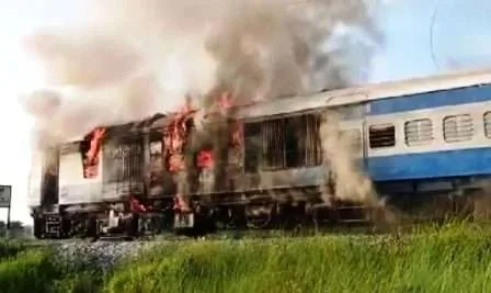 रक्सौल-नरकटियागंज रेलखंड पर चलती डेमू ट्रेन के इंजन में यूं लगी आग, बड़ा हादसा टला 1 A major accident averted in the engine of DEMU train on Raxaul Narkatiyaganj rail section