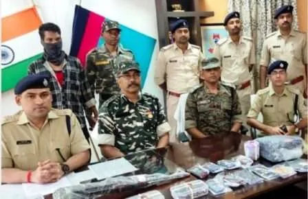 झारखंड: चाईबासा में 2 लाख का इनामी पीएलएफआई जोनल कमांडर गिरफ्तार 1 Jharkhand 2 lakh reward PLFI zonal commander Santosh arrested in Chaibasa