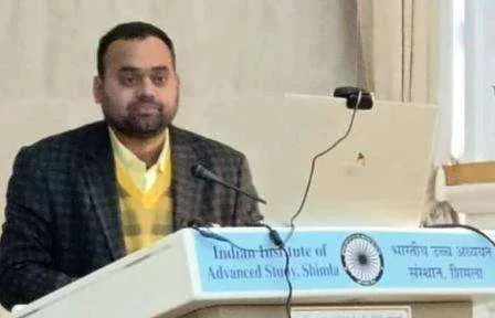 मुजफ्फरपुर का यह ‘छपास प्रोफेसर’ तो बड़का फ्रॉड निकला, खुद के बुने जाल में फंसा 1 Nazir Dr. Lalan Kumar showed the education system by example of honesty 1