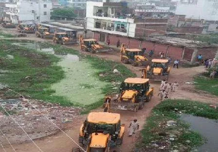 पटनाः राजीव नगर में चला बुलडोजर, 40 एकड़ जमीन अतिक्रमण मुक्त, 95 संरचनाओं को तोड़ा 1 Patna DM SSP chased in Rajiv Nagar dozens injured including CSP discussion of 2 people killed in firing 4 1