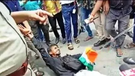 तिरंगा थामे शिक्षक अभ्यर्थियों पर लाठी बरसाने वाले एडीएम के ऊपर होगी कार्रवाई : उपमुख्यमंत्री तेजस्वी यादव 1 Action will be taken against ADM who used sticks on teacher candidates holding tricolor Deputy Chief Minister Tejashwi Yadav