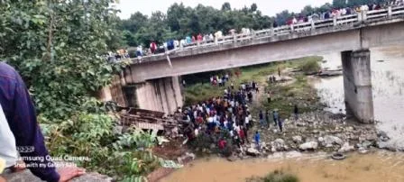 झारखंड: गिरिडीह से रांची जा रही बस हजारीबाग की शिवानी नदी में पलटी, 7 की मौत, 45 जख्मी 1 Jharkhand Bus going from Giridih to Ranchi capsizes in Shivani river of Hazaribagh 7 killed 45 injured 3