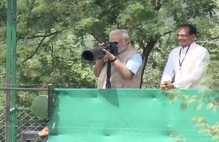 पीएम मोदी के कैमरों की नजर से कुनो राष्ट्रीय उद्यान पहुंचे सभी चीते की तस्वीरें 1 Narendra Modi Cheetah 5