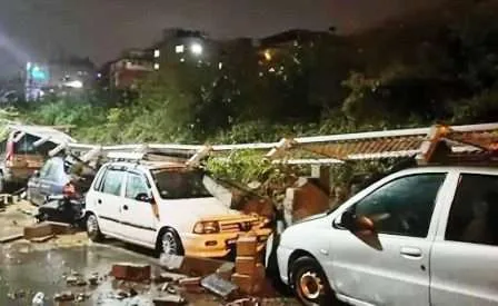 बेंगलुरु में 'सीतरंग' से बाढ़ जैसे हालात, मेट्रो स्टेशन की दीवार गिरी 1 Flood like situation due to Sitrang in Bengaluru metro station wall collapses 1