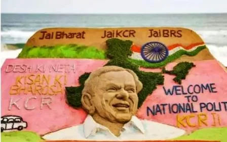 पुरीः समुद्र तट पर रेत से चित्र बनाकर केसीआर का राष्ट्रीय राजनीति में स्वागत 1 Puri Welcome KCR to national politics by drawing sand on the beach