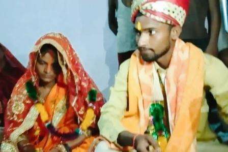 मोतिहारीः मेला में घुमते धराए प्रेमी युगल की लोगो ने मंदिर में करायी शादी