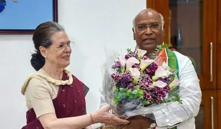 कांग्रेस अध्यक्ष खड़गे की ताजपोशी में हुए इन मनोरंजक वाक्यों की हो रही चर्चाएं 1 kharge soniya