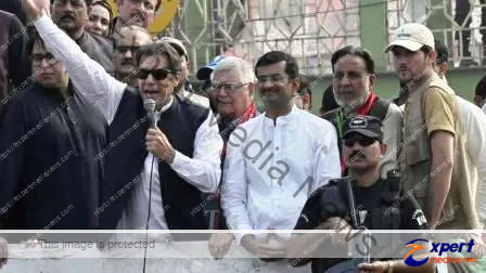 इमरान खान पर हमले के बाद पूरे पाकिस्तान में प्रदर्शन और आगजनी 10 Demonstrations and arson across Pakistan after attack on Imran Khan 2