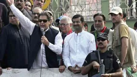 इमरान खान पर हमले के बाद पूरे पाकिस्तान में प्रदर्शन और आगजनी 1 Demonstrations and arson across Pakistan after attack on Imran Khan 2