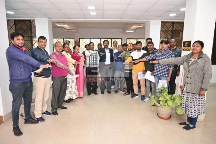 सूचना भवन में ली गयी संविधान के प्रति निष्ठा और कर्तव्य परायणता की शपथ सूचना भवन में ली गयी संविधान के प्रति निष्ठा और कर्तव्य परायणता की शपथ