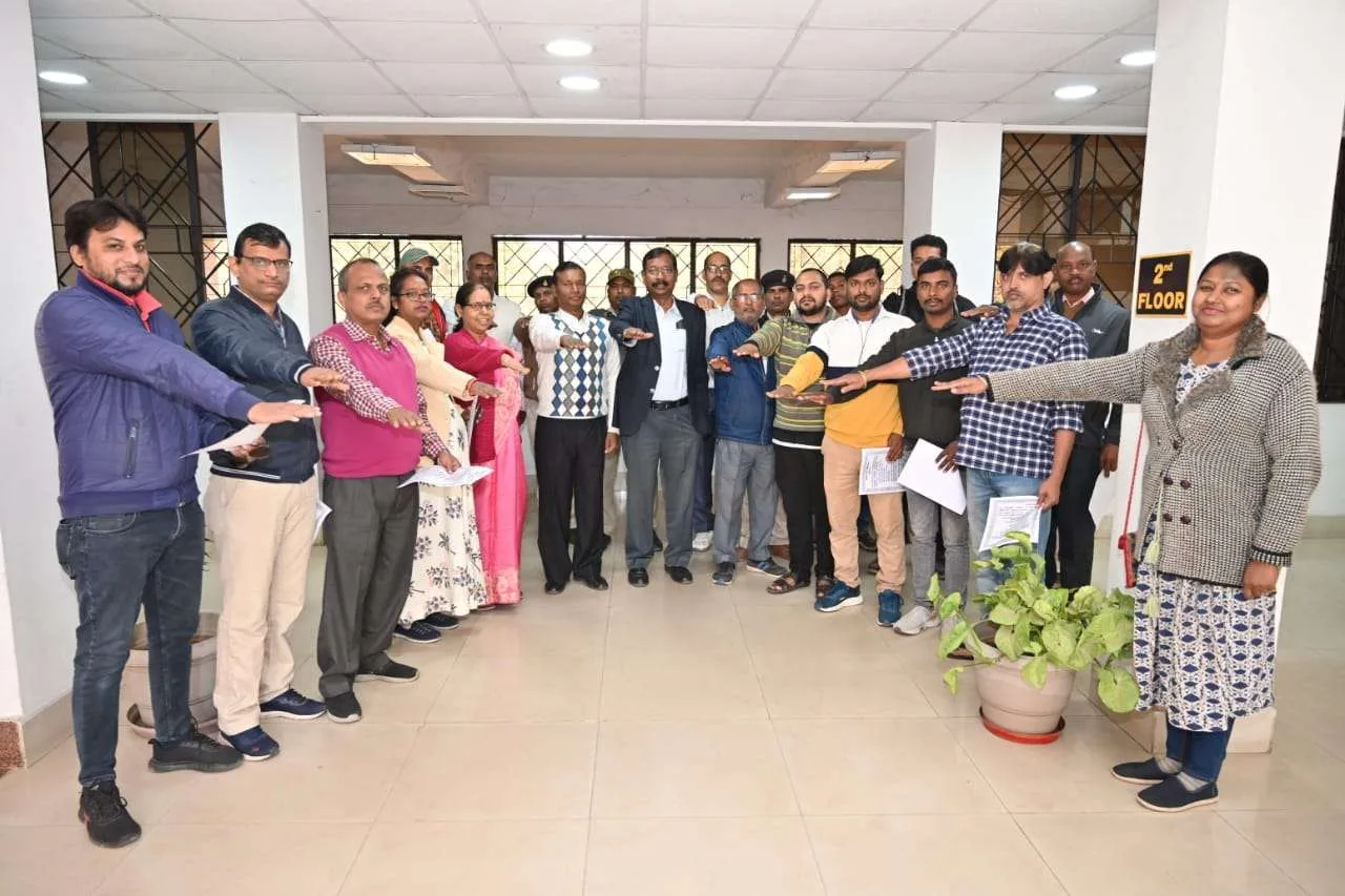 सूचना भवन में ली गयी संविधान के प्रति निष्ठा और कर्तव्य परायणता की शपथ 1 Oath of allegiance and devotion to the Constitution taken at Soochna Bhavan 2