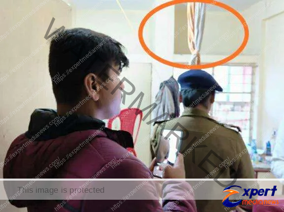 धनबादः हॉस्टल के कमरे में IIT- ISM के छात्र की यूं फंदे से लटकती मिली लाश 1 Dhanbad Dead body of IIT ISM student found hanging in hostel room