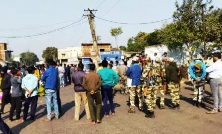 विधायक अंबा प्रसाद प्रतिनिधि के हत्यारों की गिरफ्तारी की मांग को लेकर भुरकुंडा-पतरातू मार्ग जाम 1 Bhurkunda Patratu road jammed for the demand of arrest of the killers of MLA Amba Prasad representative