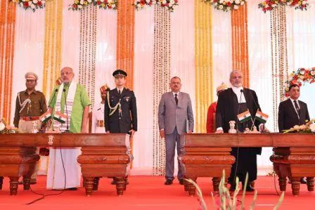 राज्यपाल ने नवनियुक्त मुख्य न्यायाधीश संजय कुमार मिश्रा को दिलायी पद की शपथ 1 Governor administers oath of office to newly appointed Chief Justice Sanjay Kumar Mishra1