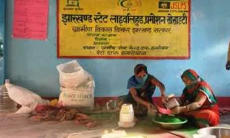 यहाँ फूल और अन्य प्राकृतिक चीजों से हर्बल गुलाल बनाती हैं पलाश समूह की महिलाएं 5 Here women of Palash group make herbal gulal from flowers and other natural things 5