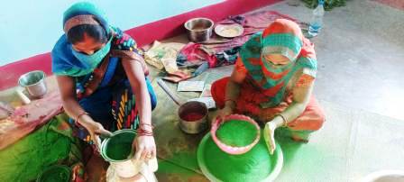 Here women of Palash group make herbal gulal from flowers and other natural things 6