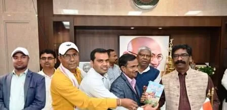 विश्वविद्यालयों में खोरठा की पढ़ाई के लिए विधायक मथुरा महतो की अगुवाई में मुख्यमंत्री को सौंपा ज्ञापन 1 Memorandum submitted under the leadership of MLA Mathura Mahto to the Chief Minister for the study of Khortha in universities