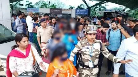 ह्यूमन ट्रैफिकिंगः बेंगलुरु से रेस्क्यू कर पहाड़िया जनजाति की 11 नाबालिग बच्चियों को रांची लाया 1 Human Trafficking Rescued from Bengaluru 11 minor girls of Paharia tribe were brought to Ranchi 2