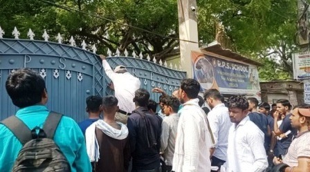 Nalanda Uproar of examinees at examination center clash with police candidate jumped from roof 2