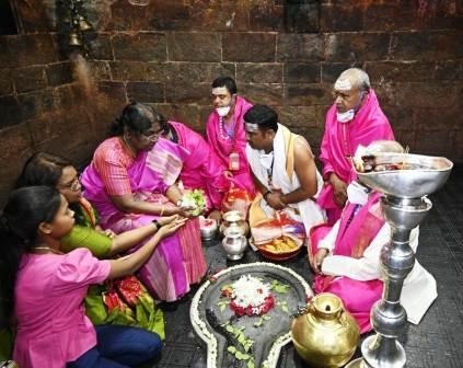 President Draupadi Murmu worshiped in the Baba temple with Shodshopachar method 1