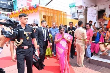 राष्ट्रपति द्रौपदी मुर्मू ने बाबाधाम मंदिर में षोड्शोपचार विधि से की पूजा-अर्चना 1 President Draupadi Murmu worshiped in the Baba temple with Shodshopachar method 3