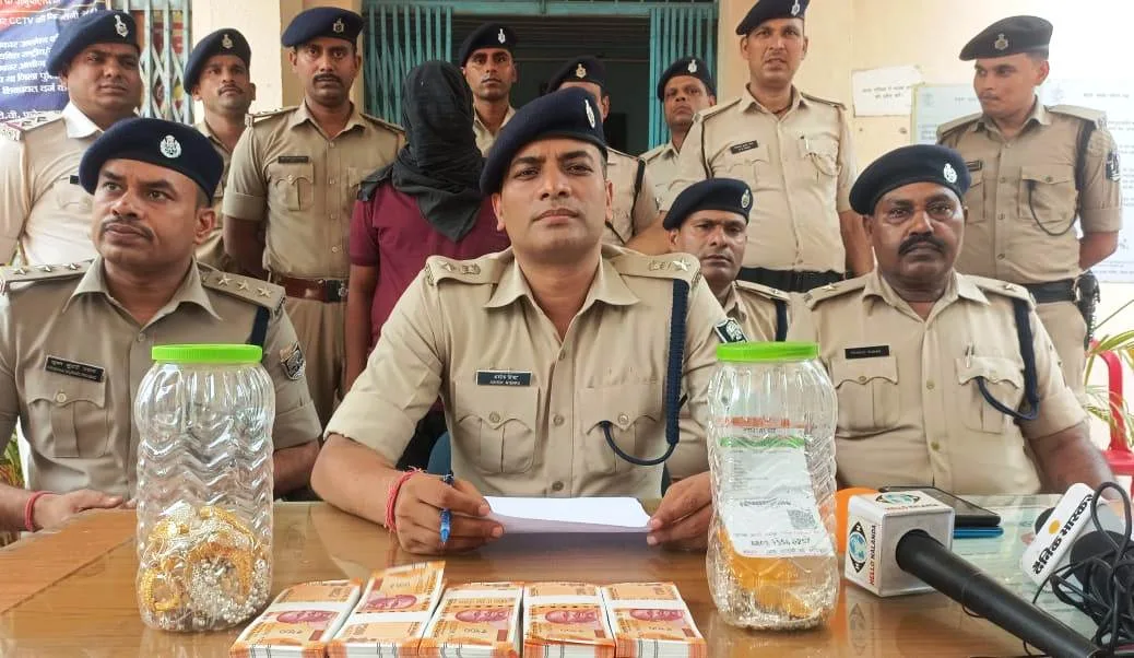 नालंदाः कर्ज चुकाने के लिये पड़ोसी ने की थी दादी-पोता की हत्या, नगद-जेवर समेत आरोपी गिरफ्तार 1 SP disclosed in PC looted jewelery and cash recovered incident of Karan Bigha of Parbalpur police station on June 27