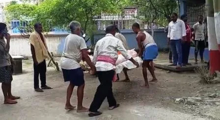 नालंदा में 5 हजार जुर्माना राशि देने से मुकरी महिला की सरेआम पीट पीटकर हत्या 1 नालंदा में 5 हजार जुर्माना राशि देने से मुकरी महिला की सरेआम पीट पीटकर हत्या