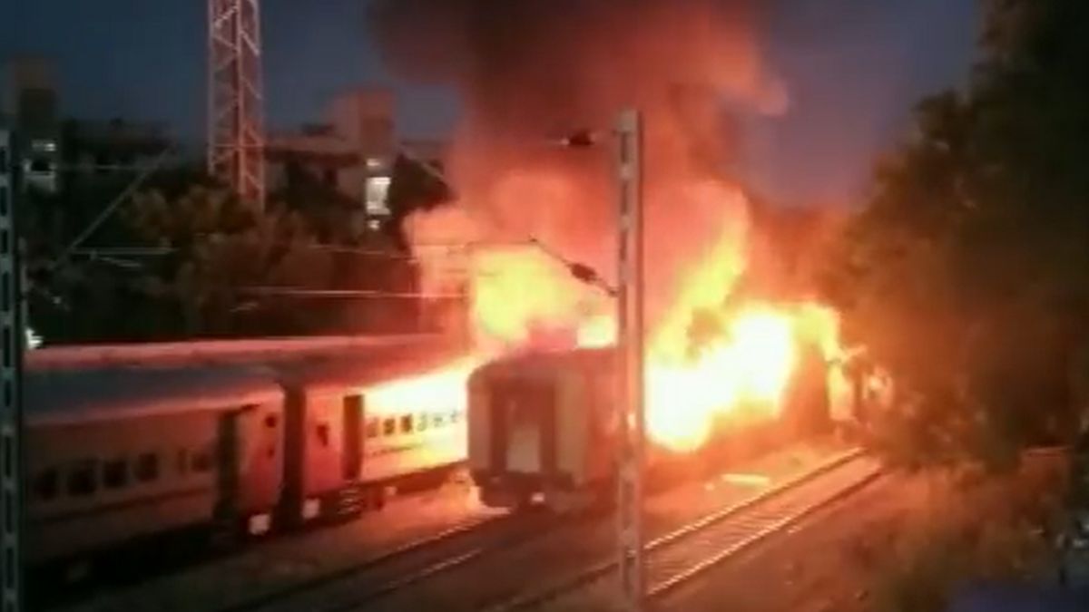 10 passengers burnt to ashes 20 people scorched in a fierce fire in the private party coach of the train due to cylinder explosion 1