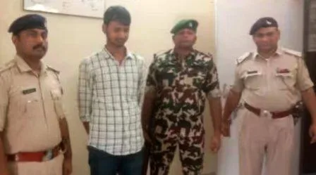 बिहार शिक्षक भर्ती परीक्षा में 2 फर्जी अभ्यर्थी धराए, 30 हजार लेकर दुसरे की परीक्षा दे रहा था नालंदा का युवक 1 2 fake candidates caught in Bihar teacher recruitment exam Nalandas youth was taking another exam by taking 30 thousand