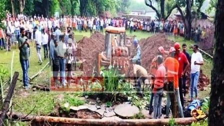 कुएं में गिरे बैल को बचाने के चक्कर में 6 लोगों की मौत, 3 लोग जख्मी 1 6 killed 3 injured while trying to save a bull that fell into a well 4