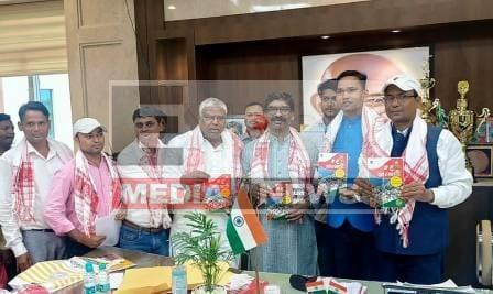 मुख्यमंत्री हेमंत सोरेन ने लेखक देव कुमार द्वारा रचित पुस्तक 'मैं हूँ झारखण्ड' का किया विमोचन 1 Chief Minister Hemant Soren released the book Main Hoon Jharkhand written by author Dev Kumar