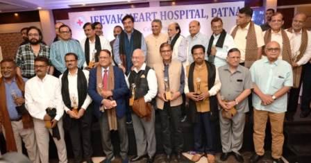 Bihar Sharifs senior doctor Dr. Awadhesh Prasad honored in the silver jubilee program of Jeevak Heart Hospital. 1