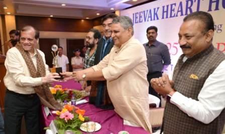 Bihar Sharifs senior doctor Dr. Awadhesh Prasad honored in the silver jubilee program of Jeevak Heart Hospital. 11