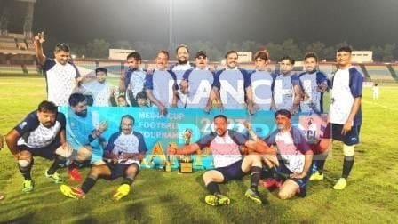 मीडिया कप फुटबॉल 2023 : रोमांचक मुकाबले में शंख को हरा दामोदर बना चैंपियन, संदीप नाग-प्रमोद कुमार सिंह बने बेस्ट फॉरवर्ड 1 Media Cup Football 2023 Damodar defeated Shankha in a thrilling match became the champion Sandeep Nag Pramod Kumar Singh became the best forward
