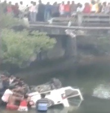 Car fell from bridge into canal while taking selfie 5 people of same family died 2