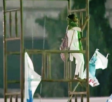 A girl climbed the tower and showed the mirror at PM Modis rally know the viral truth1