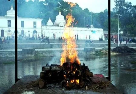 पति की चिता से लकड़ी हटाकर ली सेल्फी, पुलिस से की थी चेहरा देखने की शिकायत 1 Took selfie after removing wood from husbands funeral pyre complained to police to see his face