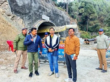 उतराखंड सुरंग में फंसे झारखंड के 15 श्रमिकों की वापसी के लिए उत्तरकाशी पहुंची आपदा टीम 1 उतराखंड सुरंग में फंसे झारखंड के 15 श्रमिकों की वापसी