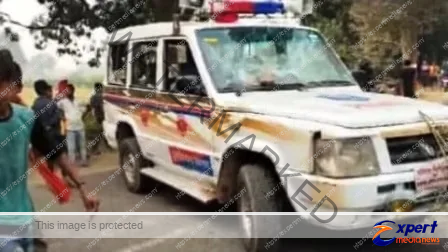 पुलिस वाहन की रफ्तार की चपेट में आए 4 लोग भीड़ का पथराव जान बचाकर भागे कर्मी