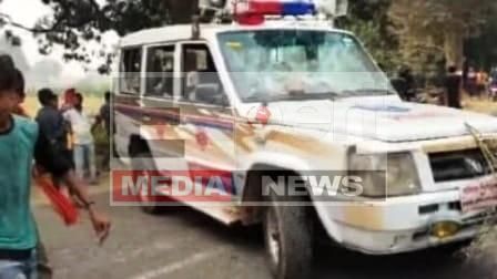 पुलिस वाहन की रफ्तार की चपेट में आए 4 लोग, भीड़ का पथराव, जान बचाकर भागे पुलिसकर्मी 1 पुलिस वाहन की रफ्तार की चपेट में आए 4 लोग भीड़ का पथराव जान बचाकर भागे कर्मी
