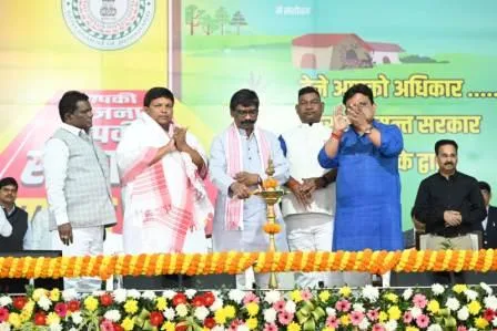 सीएम हेमंत सोरेन ने की अपील, घर के अंदर ले जाएं दरवाजा पर रखी योजनाओं की पोटली 2 CM Hemant Soren appealed take the bundle of schemes kept at the door inside the house 2